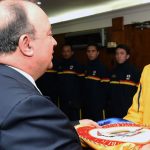 El ministro de Defensa, Luis Carlos Villegas, entregó el pabellón nacional a la delegación de las Fuerzas Armadas