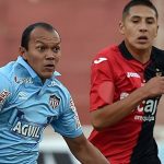 Juan Perez (L) of Junior of Colombia vies for the ball with Jose Chunga of Perus Melgar, during their Copa Sudamericana match in Arequipa, Peru on August 18, 2015. AFP PHOTO/CRISBOURONCLE