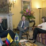 La canciller María Ángela Holguín (derecha) reunida con sus homólogos de Argentina Héctor Timerman (izquierda) y de Brasil, Mauro Vieira (centro). / Cancillería