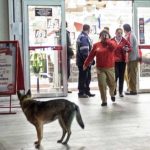 Varias personas salen corriendo de un supermercado en Santiago tras el fuerte terremoto que se registró esta noche en Chile