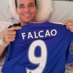 Alexis Viera recibe regalo de falcao