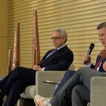 El Presidente Santos, durante foro de mercados, le pidió al fundador de la empresa de zapatos Toms ayudarle a vender un producto que muchos no quieren comprar La  paz