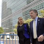 Santos en compañía de la embajadora ante la ONU, María Emma Mejía,
