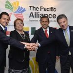 Mandataria de Chile, Michelle Bachelet, dialoga con el Presidente Juan Manuel Santos