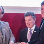 El director Christopher Garnett de la revista internacional Euromoney, el presidente Santos y el galardonado ministro de Hacienda, Mauricio Cárdenas.