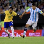 El jugador Facundo Roncaglia, de Argentina, disputa el balón con Neymar, de Brasil.