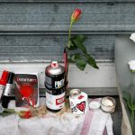 VAL111. Paris (France), 14/11/2015.- Flowers and candles are display in front of the Petit Cambodge restaurant in Paris, France, 14 November 2015. At least 120 people have been killed in a series of attacks in Paris on 13 November, according to French officials. Eight assailants were killed, seven when they detonated their explosive belts, and one when he was shot by officers, police said. French President Francois Hollande says that the attacks in Paris were an 'act of war' carried out by the Islamic State extremist group. (Francia) EFE/EPA/YOAN VALAT