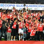 Colombia's Santa Fe players celebrate after winning to Argentina's Huracan in the Copa Sudamericana 2015 second leg final football match at El Campin stadium in Bogota, Colombia, on December 9, 2015. AFP PHOTO/GUILLERMO LEGARIA