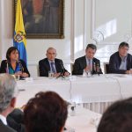 El Presidente Santos se reúne con el Consejo Gremial, acompañado por los ministros de Hacienda, Mauricio Cárdenas; de Comercio, Cecilia Álvarez-Correa y de la Presidencia, Maria Lorena Gutiérrez, y el  jefe del equipo negociador, Humberto de la Calle.