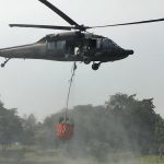 DOS HELICÓPTEROS DE LA FUERZA AÉREA COLOMBIANA COMBATEN INCENDIOS EN BOGOTÁ3