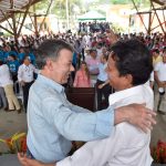 El Presidente Juan Manuel Santos le dio el abrazo de la paz a Roberto Sáenz, hermano del abatido líder de las Farc, Guillermo León Sáenz, conocido como ‘Alfonso Cano’, este sábado en Villeta, Cundinamarca.
