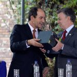 El Rector de la Universidad Externado, Juan Carlos Henao, obsequió al Presidente Juan Manuel Santos una obra de cinco tomos sobre minería y desarrollo, este lunes durante la celebración de los 130 años del claustro.