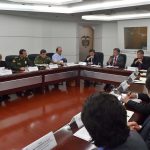 En compañía de ministros, altos mandos militares y policiales, el Fiscal y el Vicefiscal, el Presidente Juan Manuel Santos hizo seguimiento a la estrategia de lucha contra el crimen organizado, este lunes en la Casa de Nariño.