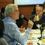 Alcalde Mayor de Bogotá, Enrique Peñalosa, con los periodistas. 9