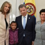 El pasado 23 de enero, Jair Palta intentó llegar hasta el Presidente Santos en una visita al Putumayo, pero no pudo. Hoy cumplió su anhelo de hablar con el Presidente, acompañado por su madre, Luz Doris, y por la esposa del Mandatario.