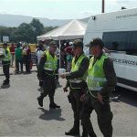 En el puente internacional Simón Bolívar, oficiales de Migración verifican documentos.