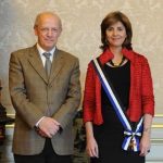 Portugal condecora a la Canciller Holguín