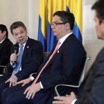 El Presidente Santos en el lanzamiento del Estatuto Aduanero, junto al Director de la Dian, Santiago Rojas; y los presidentes de Analdex, Javier Díaz y del Puerto de Santa Marta, Mauricio Suarez Ramirez.