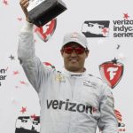 Juan Pablo Montoya, de Colombia, celebra luego de ganar el Gran Premio de St. Petersburg de IndyCar, el domingo 13 de marzo de 2016, en St. Petersburg, Florida. (Foto AP /Luis M. Alvarez)