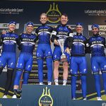 Fernando Gaviria (penúltimo a la derecha) se coronó campeón por equipos, con el Etixx Quick Step en la Tirreno-Adriático.