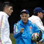 José Pékerman le da indicaciones a Daniel Torres.