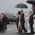 La familia presidencial es recibida por la delegación de funcionarios cubanos, encabezados por el canciller Bruno Rodríguez