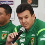 Julio César Baldivieso, director técnico de la selección boliviana de fútbol, junto a miembros de su cuerpo técnico en conferencia de prensa. Foto: Wara Vargas