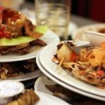 Un país con hambre en montañas de alimentos