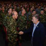 El Presidente Juan Manuel Santos a su llegada este sábado al Teatro Patria de Bogotá, donde dictó la ‘Cátedra Colombia’ sobre temas del proceso de paz, ante oficiales de las Fuerzas Militares y la Policía Nacional.