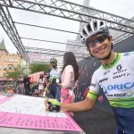 Chaves  colocando su firma
