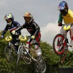 El bicicrossista francés Tom Hapka (i), el colombiano Patrick Carvajal (c) y el australiano Thomas Tucker (d), en el inicio del Mundial de BMX, en Medellín.