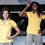 La nadadora Carolina Colorado, y la atleta Caterine Ibargüen, durante el desfile de presentación de la ropa de Colombia, en los Juegos Olímpicos Londres 2012