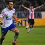 Viera celebra después de marcar un golazo de tiro libre.