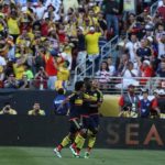 Cristian Zapata (c) festeja junto a Juan Cuadrado (i) y Edwin Cardona (d) el gol de Colombia.