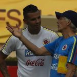 Colombia's national football team Coach, Jose Pekerman (R) speaks with Edwin Cardona during a training session at the Metropolitano Stadium in Barranquilla on March 26, 2016. Colombia will face Ecuador on March 29 in Barranquilla in a FIFA World Cup Russia 2018 South American qualifier. AFP PHOTO/Luis Acosta / AFP PHOTO / LUIS ACOSTA