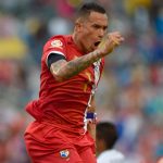 Blas Pérez marca dos goles históricos