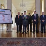 Al referirse a las personas que están protestando por diferentes motivos, el Presidente Juan Manuel Santos afirmó este martes que el Gobierno continúa abierto al diálogo y pidió no acudir a las vías de hecho.