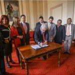 Alcaldía y sindicatos firman acuerdo para mejorar situación laboral de 25.000 trabajadores del Distrito