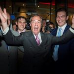 El líder del Partido Independencia del Reino Unido (UKIP) Nigel Farage (c) sale de la sede del partido hoy, este jueves, en Londres (R.Unido). El eurófobo Nigel Farage, líder del Partido de la Independencia del Reino Unido (UKIP), admitió que cree que el país ha votado a favor de la permanencia británica en la Unión Europea (UE) en el referéndum celebrado este jueves.