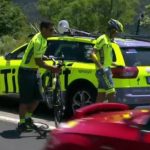 Alberto Contador, bajando de la bicicleta a 98 kilómetros de la meta.