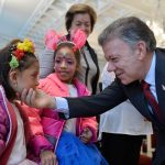 Un afectuoso saludo ofrece el Presidente Santos a una niña que acompañó a dirigentes de organizaciones sociales, quienes visitaron la Casa de Nariño para brindar su apoyo a la paz.