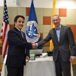 Encargado de Negocios y Director Migración Colombia se inscriben en el programa Global Entry.