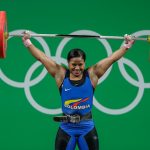Mercedes Pérez, durante uno de sus intentos, que le valieron el cuarto diploma olímpico de Colombia, en la división de los 63 kilogramos, de las pesas.