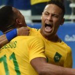 Neymar, a los 12 minutos de juego de tiro libre.