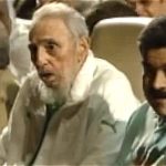 Imagen captada de un video de Cubavisión TV en la que se ve al líder cubano Fidel Castro, durante su cumpleaños número 90, junto al presidente de Venezuela, Nicolás Maduro.