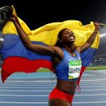 Caterine Ibarguen de Colombia celebra medalla de oro en salto triple en los Juegos de Rio 2016