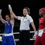La francesa Sarah Ourahmoune es declarada ganadora del combate semifinal con la colombiana Ingrit Valencia, en la división de los 51 kilogramos. Con este resultado, Ingrit logró la medalla de bronce, quinta de Colombia en Río 2016.