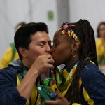 Ingrit Valencia con su esposo y entrenador, Raúl Ortiz, disfrutando de la medalla olímpica.