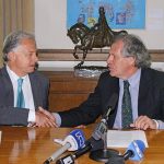 El Secretario General de la OEA, Luis Almagro, recibió de manos del Embajador de Colombia ante el organismo, Andrés González