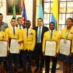 Deportistas homenajeados junto al presidente del Senado, Óscar Mauricio Lizcano Arango (centro).